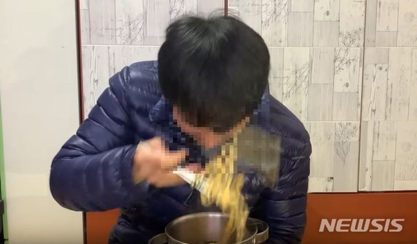 튜브 '아임뚜렛'의 '틱장애 VS 라면 (korean tourettes eating nodle)' 영상 캡쳐. [사진=뉴시스]