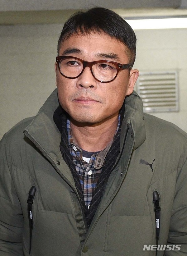 가수 김건모가 성폭행 혐의 조사를 받기 위해 15일 오전 서울 강남경찰서에 출석하고 있다. [사진=뉴시스]