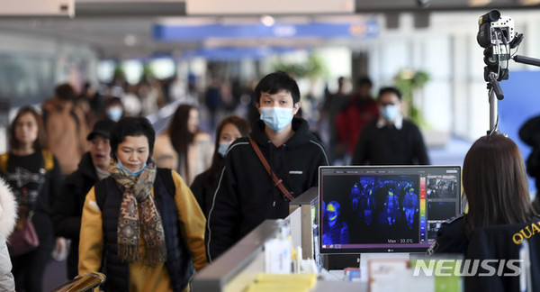 국내에서 '중국 우한 폐렴'증상자가 발생한 가운데 9일 인천국제공항 제1여객터미널에서 중국발 항공기 입국자들이 열감지카메라가 설치된 검색대를 통과하고 있다. [사진=뉴시스]