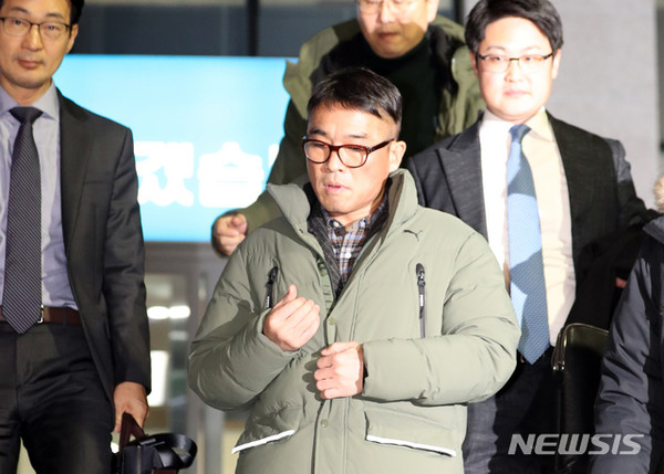 가수 김건모가 지난 15일 오후 서울 강남경찰서에서 성폭행 혐의 조사를 받고 나오고 있다. [사진=뉴시스]