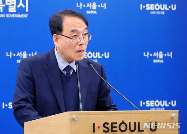 [ 최정균 서울교통공사 사장직무대행이 20일 오후 서울시청 브리핑룸에서 노조의 열차운전업무 지시 거부에 대한 입장발표를 하고 있다 / 사진 = 뉴시스 ]