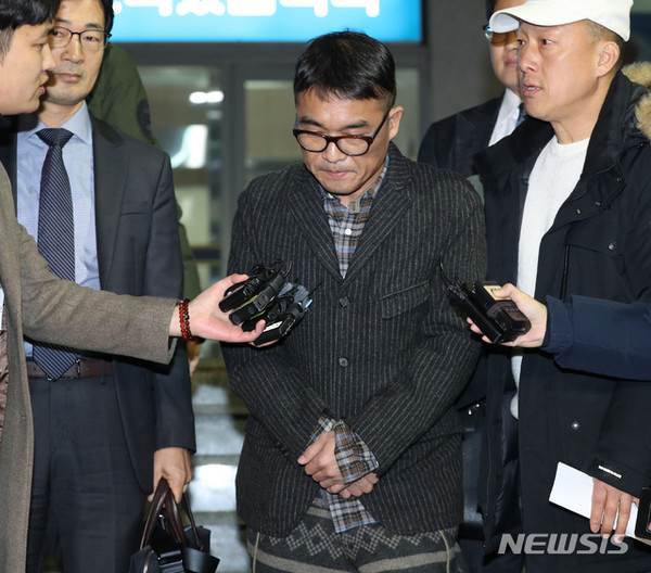 가수 김건모가 15일 오후 서울 강남경찰서에서 성폭행 혐의 조사를 받고 나와 취재진 앞에 서고 있다. [사진=뉴시스]
