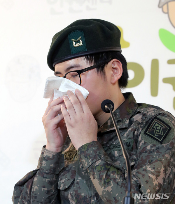 휴가 중 해외에서 성전환 수술을 받고 돌아온 부사관 변희수 하사가 지난 22일 오후 서울 마포구 군인권센터에서 육군의 전역 결정에 대한 긴급 기자회견을 하고 있다. [사진=뉴시스]