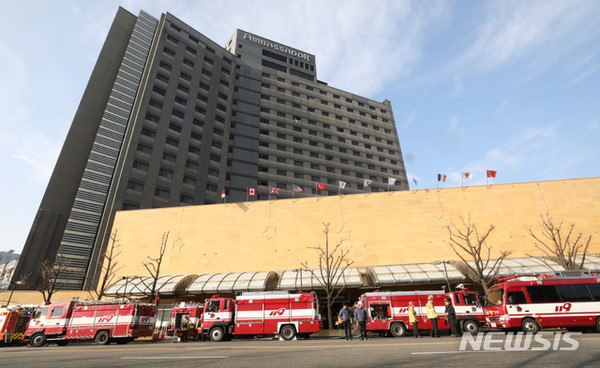 지난 26일 오전 지하에서 원인을 알 수 없는 화재가 발생한 서울 중구 장충동 그랜드 앰배서더 호텔 앞에 소방차들이 줄지어 서 있다. 화재는 오전 4시 51분께 발생해 오전 10시경에 상황이 종료됐다. 화재 연기를 들이마신 투숙객과 호텔직원등 37명이 병원으로 옮겨졌다.[사진=뉴시스]