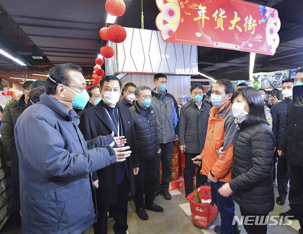 리커창 중국 총리가 지난 27일 중국 후베이성 우한의 한 가게에서 사람들과 이야기를 나누고 있다. [사진=뉴시스]