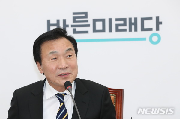 손학규 바른미래당 대표가 20일 서울 여의도 국회에서 기자회견을 열고 당대표 사퇴 의사를 밝히고 있다. [사진=뉴시스]