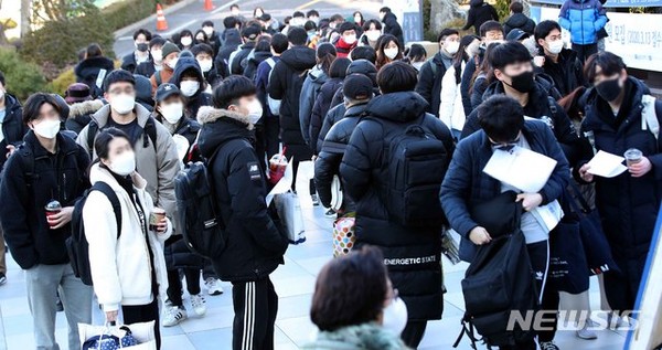 제55회 공인회계사(CPA) 1차시험이 열린 23일 서울 성동구 한양대학교에 위치한 시험장에서 응시생들이 코로나19 확산 방지를 위해 마스크를 쓰고 줄을 서고 있다. [사진=뉴시스]