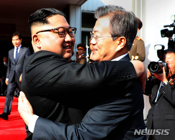 문재인 대통령과 김정은 북한 국무위원장이 2018년 5월 26일 오후 판문점 북측 통일각에서 정상회담을 마친 후 헤어지며 포옹하고 있다. [사진=뉴시스]