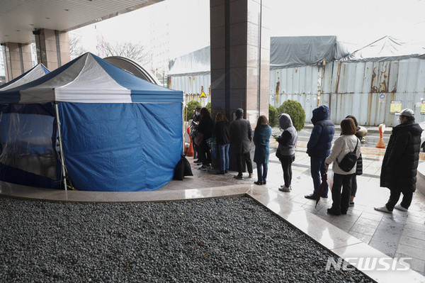 시민들이 10일 오전 건물 콜센터 근무자가 신종 코로나바이러스 감염증(코로나19) 확진자로 확인돼 폐쇄된  서울 구로구 코리아빌딩에 설치된 선별진료소에서 코로나19 검사를 위해 줄을 서 있다. [사진=뉴시스]