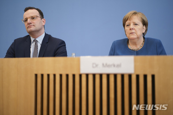 [ 11일 독일 메르켈 총리가 옌스 슈판 보건장관과 함께 코로나 19 관련 기자회견을 하고 있다 / 사진 = 뉴시스 ]