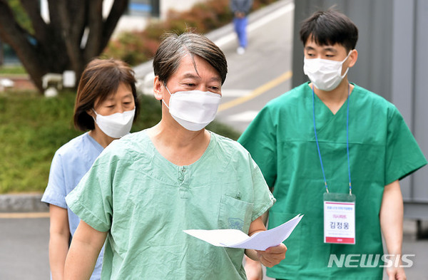 안철수 국민의당 대표가 13일 오전 대구 중구 계명대학교 대구동산병원에서 신종 코로나바이러스 감염증(코로나19) 관련 의료 봉사를 하기 위해 이동하고 있다. [사진=뉴시스]