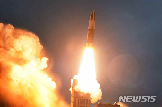 [ 북한 김정은 국무위원장이 지난해 8월10일 "새 무기 시험사격을 지도했다"고 11일 로동신문이 보도했다 /  사진 = 뉴시스 ]