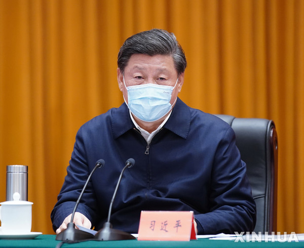 [ 시진핑(가운데) 중국 국가주석이 10일(현지시간) 신종 코로나바이러스 감염증(코로나19) 발원지인 중국 후베이성 우한을 방문해 코로나19 예방 및 통제 작업을 점검한 후 화상 회의를 주재하고 있다 / 사진 = 뉴시스 ]