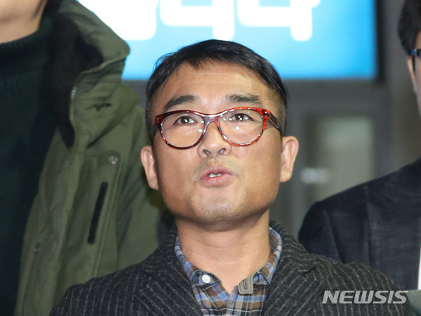 가수 김건모가 지난 1월15일 오후 서울 강남경찰서에서 성폭행 혐의 조사를 받고 나와 기자들에게 입장을 밝히고 있다. [사진=뉴시스]
