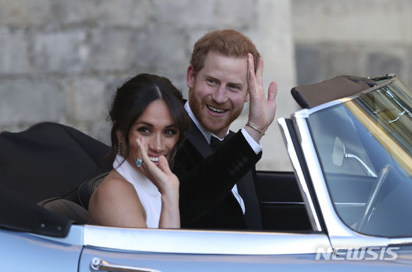 [ 2018년 5월19일(현지시간) 해리 왕자와 메건 마클 왕자비가 자신의 결혼식에서 손을 흔들고 있다 / 사진 = 뉴시스 ]