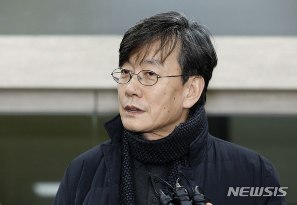 손석희 JTBC 대표이사가 지난해 2월 서울 마포경찰서에서 조사를 받은 뒤 귀가 중 취재진 질문에 답변하고 있다. [사진=뉴시스]
