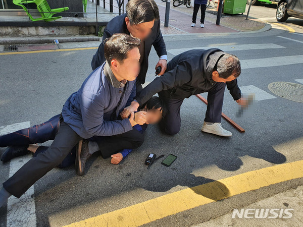 9일 오세훈 서울 광진을 미래통합당 후보의 총선 유세차량에 흉기를 든 괴한이 습격을 시도한 사건이 발생했다. [사진=뉴시스]