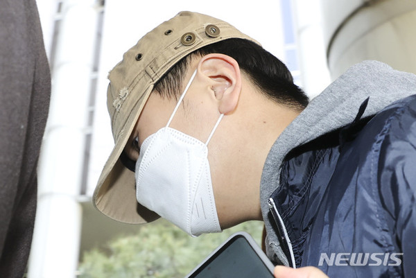 텔레그램 등에서 미성년 등을 성착취한 혐의를 받고 있는 조주빈의 공범 '부따' 강훈(19)이 지난 9일 서초구 서울중앙지법에서 열린 구속 전 피의자심문(영장실질심사)에 출석하고 있다. [사진=뉴시스]