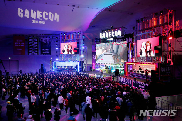 [ 21일 오후 서울 중구 동대문디자인플라자에서 열린 ‘게임콘 2019 서울’을 찾은 시민들이 다이아 티비와 샌드박스네트워크 크리에이터의 오버워치 대회 ‘샌다전’을 관람하고 있다 / 사진 = 뉴시스 ]