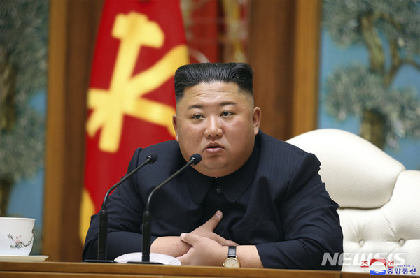 [ CNN은 20일(현지시각) 미국 정부 소식통을 인용해 "김정은 북한 국무위원장이 최근 큰 수술을 받았으며 수술 이후 '중대한 위험(grave danger)'에 처해 있다"고 보도했다. 이에 대해 한국 정부는 사실관계 여부를 파악 중이라고 밝혔다. 사진은 지난 11일 김정은 위원장이 평양에서  노동당 중앙위원회 정치국 회의를 주재하는 모습 / 사진 = 뉴시스 ]