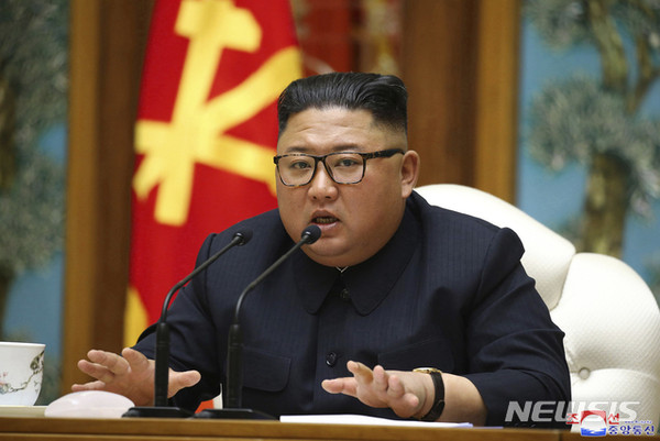 [ CNN은 20일(현지시각) 미국 정부 소식통을 인용해 "김정은 북한 국무위원장이 최근 큰 수술을 받았으며 수술 이후 '중대한 위험(grave danger)'에 처해 있다"고 보도했다. 이에 대해 한국 정부는 사실관계 여부를 파악 중이라고 밝혔다. 사진은 지난 11일 김정은 위원장이 평양에서  노동당 중앙위원회 정치국 회의를 주재하는 모습/ 사진 = 뉴시스 ]