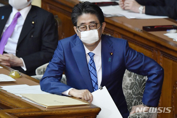 아베 신조 일본 총리가 27일 도쿄에서 열린 중의원 본회의에 참석하고 있다. [사진=뉴시스]