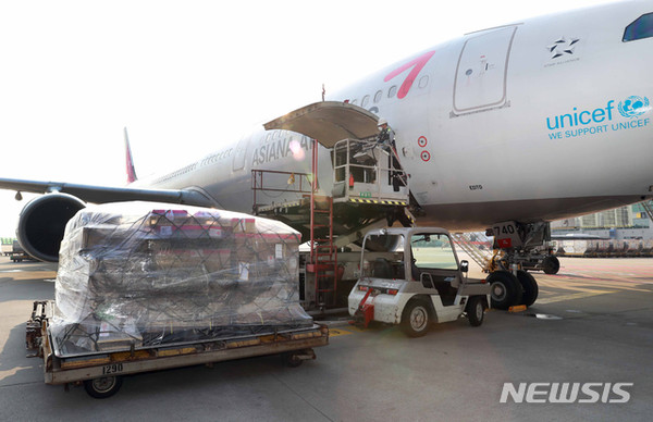 [ 29일 오전 인천공항 제1터미널 주기장에서 중국 충칭과 인도네시아 자카르타 특별 전세기에 코로나19로 항공화물 운송에 어려움을 겪는 우리기업들을 격려하기 위한 긴급 항공화물이 선적되고 있다 / 사진 = 뉴시스 ]