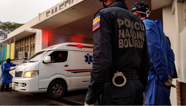 [폭동이 일어난 포르투게주의 형무소에서 수감자를 태우고 병원에 도착했다 / 사진 = Manuel Alvarado/Reuters ]