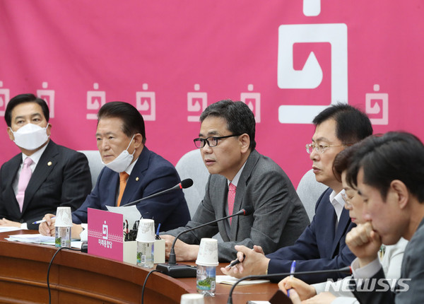 곽상도 미래톨합당 의원이 6일 서울 여의도 국회에서 열린 마지막 원내대책회의에서 발언하고 있다. [사진=뉴시스]