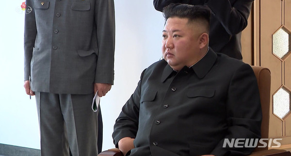 북한 조선중앙TV가 2일 김정은 국무위원장이 평안남도 순천에 있는 인비료공장 준공식에 참석했다고 보도하고 있다. [사진=뉴시스]