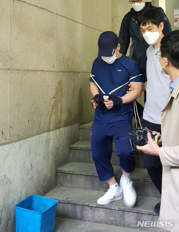 자신의 어머니와 아들을 살해한 혐의를 받고 있는 허모(41)씨가 8일 오전 서울 관악경찰서 유치장을 나서고 있다. [사진=뉴시스]