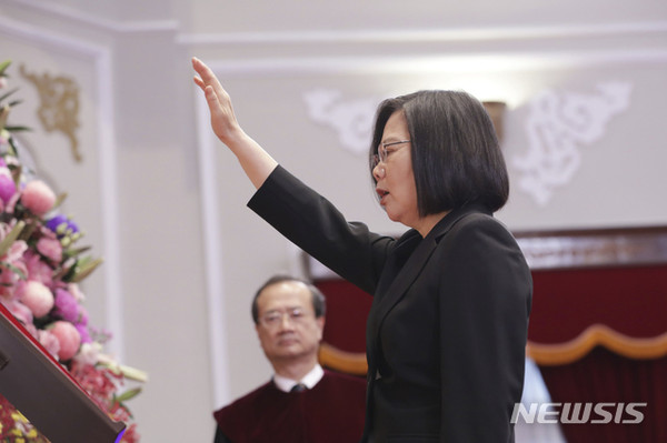 [ 20일(현지시간) 차이잉원 대만 총통이 타이베이의 총통부 집무실에서 집권 2기 취임식을 하고 있다 / 사진 = 뉴시스 ]