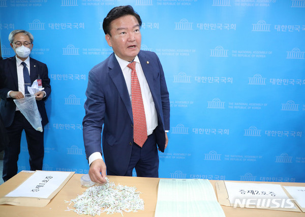 민경욱 미래통합당 의원이 21일 서울 여의도 국회 소통관에서 지난 11일에 공개했던 투표용지를 들고 총선 부정선거 의혹을 제기하고 있다. [사진=뉴시스]