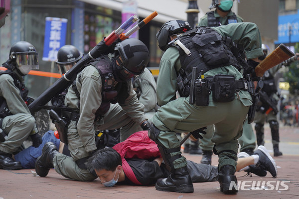 [ 홍콩 코즈웨이베이에서 24일 중국의 국가보안법 제정에 반대하는 시위에 참가한 사람이 경찰에 체포되고 있다 / 사진 = 뉴시스 ]