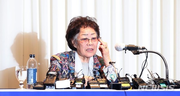 일본군 위안부 피해자인 여성인권운동가 이용수 할머니가 25일 오후 대구 수성구 인터불고호텔에서 기자회견을 하고 있다. [사진=뉴시스]