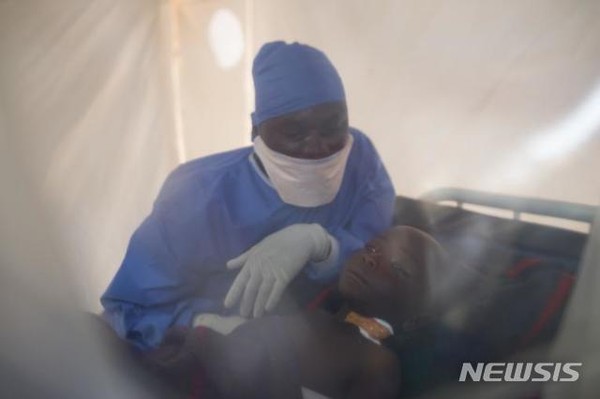 [ 콩코민주공화국(DR콩고) 부템보에 위치한 에볼라 치료센터에서 한 의료진이 환자를 돌보고 있다. 촬영 시기가 공개되지 않은 이 사진은 유니세프가 홈페이지에 공개한 것이다 / 사진 = 뉴시스 ]
