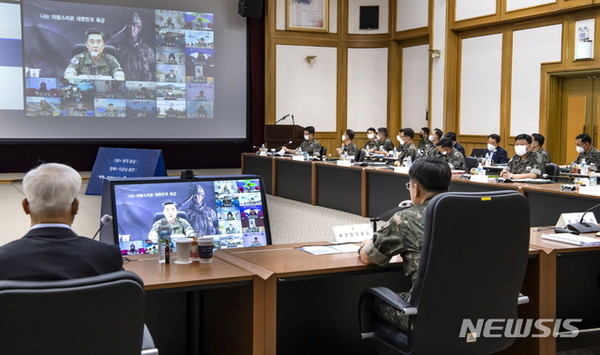 [ 18일 열린 '2020년 전반기 육군 주요 지휘관 회의'에서 서욱 육군참모총장을 비롯한 주요 지휘관들이 육군의 현안을 논의하고 있다 / 사진 = 뉴시스 ]