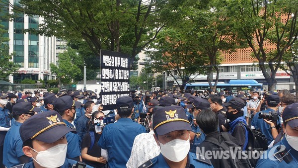 시민분향소 옆에서 박원순 시장의 서울시청장(葬)을 반대하는 1인시위자의 모습[사진=뉴스비전e]