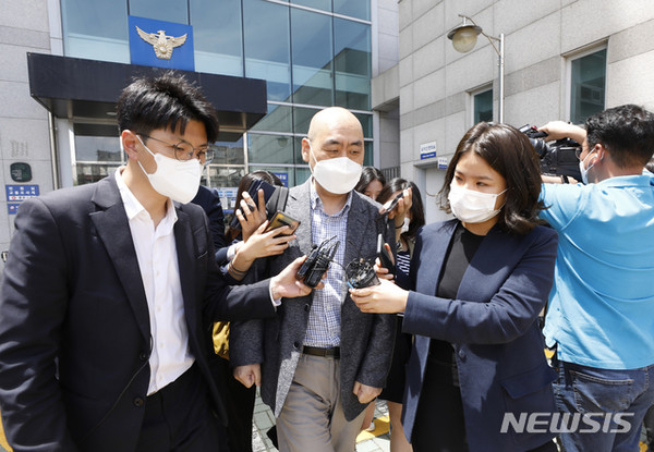 고한석 전 서울시장 비서실장이 15일 서울 성북경찰서에서 고 박원순 서울시장의 정확한 사망경위 등 관련 참고인 신분으로 조사받은 뒤 경찰서를 나서고 있다[사진=뉴시스]