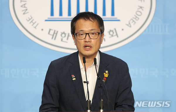 박주민 더불어민주당 의원이 21일 서울 여의도 국회 소통관에서 더불어민주당 당대표 출마 기자회견을 하고 있다[사진=뉴시스]