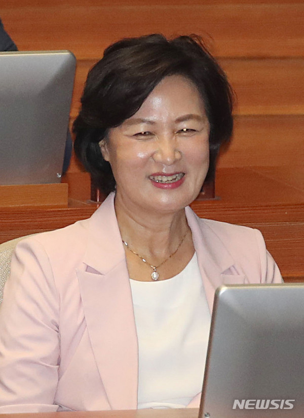 추미애 법무부 장관이 21일 서울 여의도 국회에서 열린 본회의에 참석해 미소짓고 있다.[사진=뉴시스]