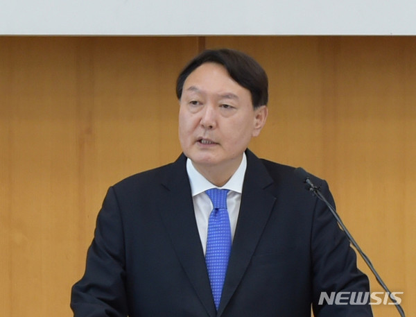 윤석열 검찰총장이 3일 오후 서울 서초동 대검찰청에서 열린 신임 검사 신고식에서 발언하고 있다[사진=뉴시스]