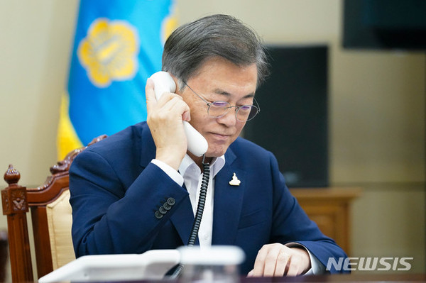 문재인 대통령이 28일 오후 청와대 여민관에서 저신다 아던 뉴질랜드 총리와 전화 통화하고 있다[사진=뉴시스]