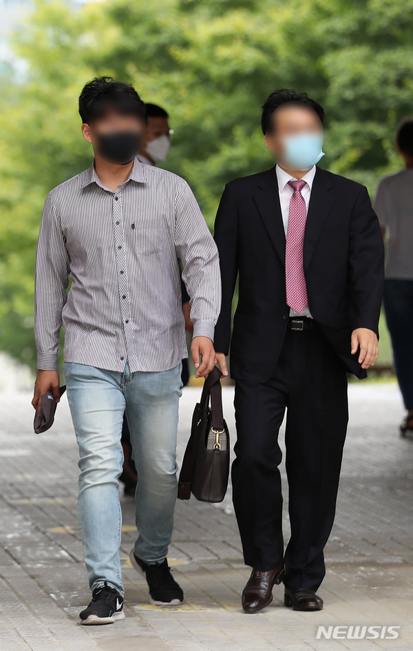 '강남 묻지마 여성 폭행 사건'으로 상해 혐의를 받는 권모(왼쪽)씨가 변호사와 함께 18일 오전 서울 서초구 서울중앙지방법원에서 열린 구속 전 피의자 심문(영장실질심사)에 출석하고 있다[사진=뉴시스]