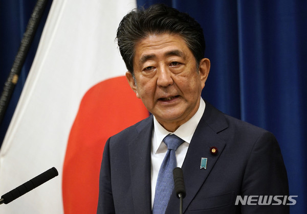 아베 신조 일본 총리가 28일 도쿄 총리공관에서 기자회견을 열고 발언하고 있다. [사진=뉴시스]