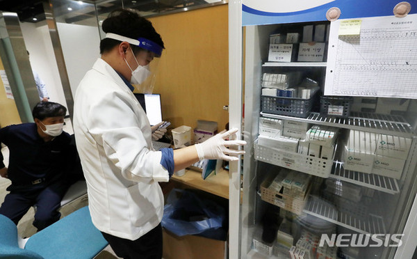 독감 백신 접종 후 사망자가 12명으로 늘어난 22일 서울 강서구 한국건강관리협회 서부지부에서 의료진이 냉장고에서 백신을 꺼내고 있다. [사진=뉴시스]