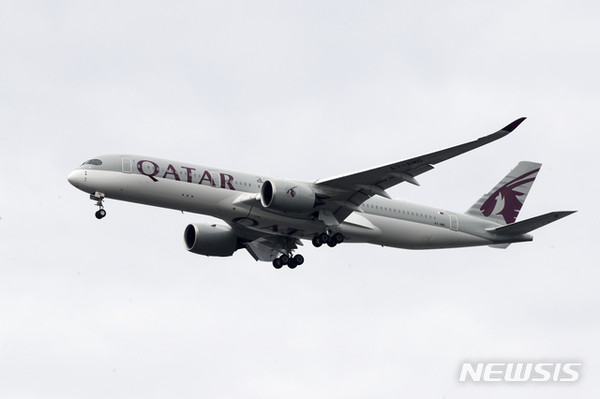 [ 지난해 11월7일(현지시간) 카타르 항공 비행기가 미국 필라델피아 국제 공항에 가까워지고 있다 / 사진 ]