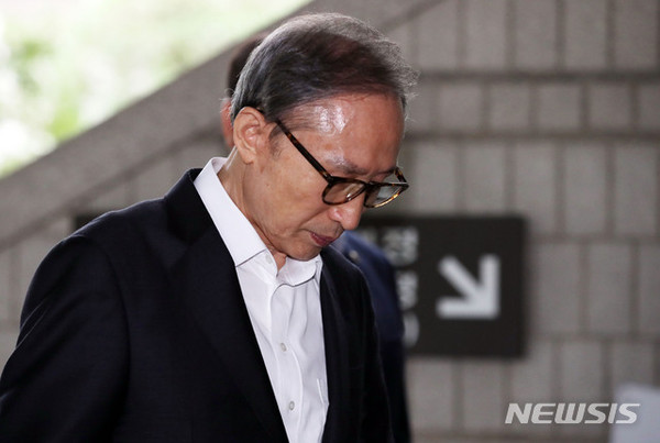 '다스 의혹'으로 재판에 넘겨진 이명박 전 대통령이 지난해 9월4일 오후 항소심 34차 공판에 출석하기 위해 서울 서초구 서울고등법원에 들어서고 있다. [사진=뉴시스]