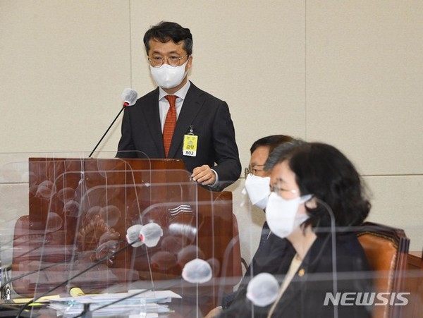 박현종 BHC 회장이 22일 국회에서 열린 정무위원회 국정 감사에서 증인으로 출석해 의원 질의에 답변하고 있다. [사진=뉴시스]