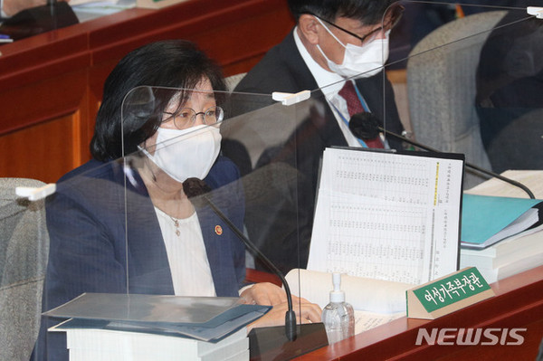 이정옥 여성가족부 장관이 5일 서울 여의도 국회에서 열린 예산결산특별위원회 전체회의에서 의원들 질의에 답변하고 있다. [사진=뉴시스]